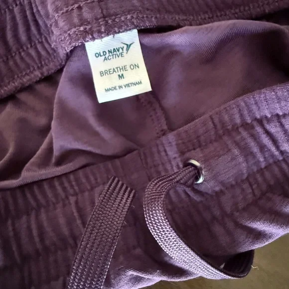 Old Navy Active “Breathe On” Joggers Women’s Medium, Burgundy - Picture 3 of 4